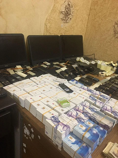 بالصور.. كمين محكم يطيح بعصابة التسعة.. يسرقون أرصدة شحن الجوالات