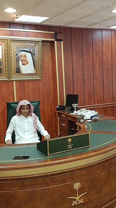 طالب متفوق يدير مكتب مدير تعليم عفيف خلال جلسة استقبال والده