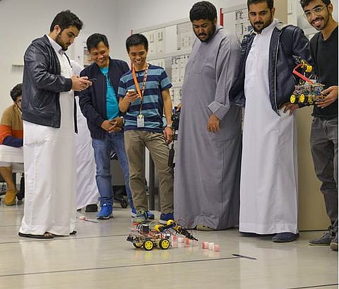 جامعة محمد بن فهد تنظم مسابقة الربوت الآلي لطلاب الهندسة الكهربائية