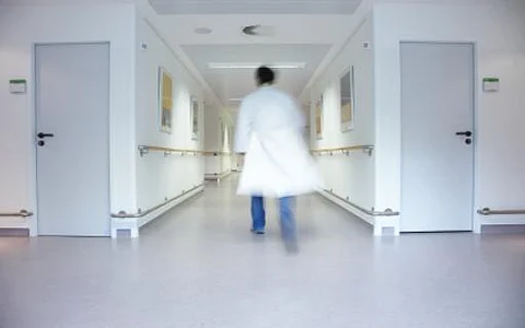 طبيب وممرضة يعملان بدون تصنيف هيئة التخصصات.. و"صحة تبوك" تحقق