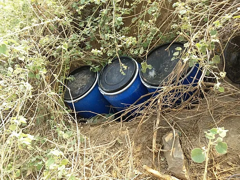 "شرطة محايل" تضبط مصنعاً للخمور بوادي حلى وتلاحق المروّجين
