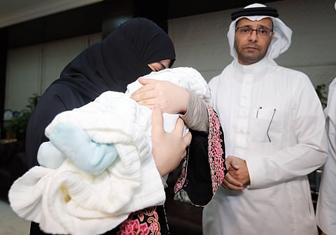 "العليان" يشيد بدور المسؤولين في عودة "دارين".. ومختصون: الأم قد تلاحَق قانونيًّا