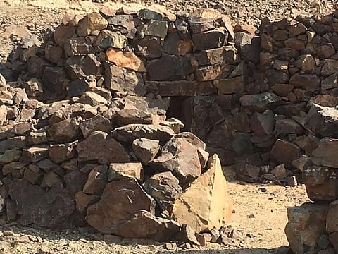 شاهد كيف يتم بناء "قصور الشبحة".. مراحل متعددة تغلفها المغامرة