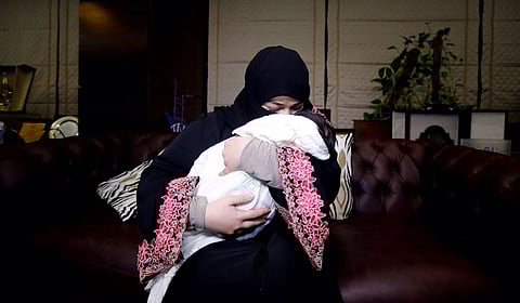 شاهد.. "دارين" المعنَّفة تغادر مع والدتها إلى "المدينة المنورة"