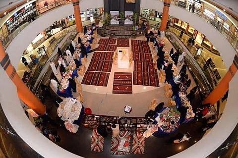 شاهد.. أنظار العرب تتوجه لحرف وصناعات أبها.. قط وسلاح و"ديكوباج"
