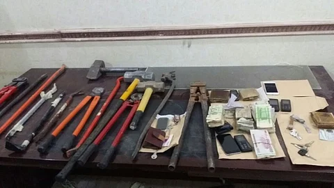 شرطة الرياض تُوقع بـ 5 متهمين بسرقات متعدّدة في 3 قضايا منفصلة
