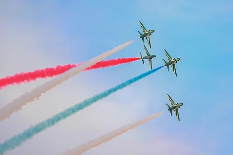 شاهد.. "الصقور السعودية" تسطر لوحات فنية في سماء الثمامة