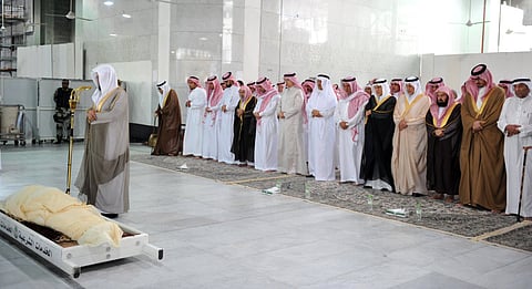 "الفيصل" يؤدي صلاة  الميت على الأمير محمد بن فيصل بالمسجد الحرام