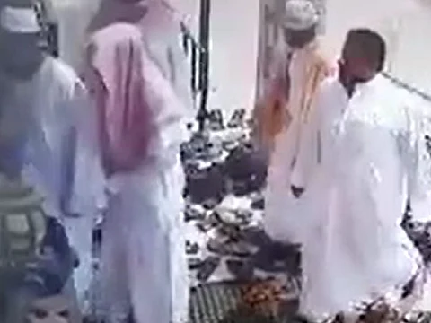 شرطة جدة تطيح بأربعة أشخاص ظهروا في فيديو يسرقون المصلين