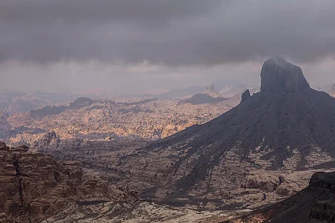 شاهد من الجو.. تشكل سحب على جنوب تبوك