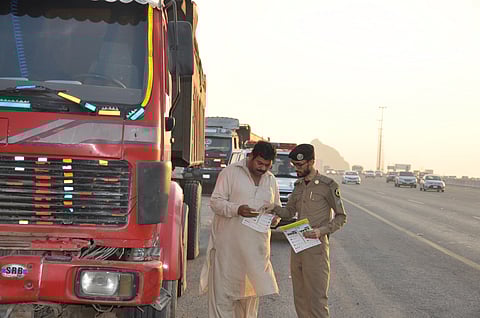 "مرور جدة": حواجز أمامية وخلفية للشاحنات تمنع دخول السيارات الصغيرة تحتها