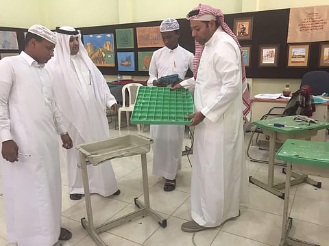 معلم يعيد تدوير 300 طاولة تالفة.. و"تعليم جدة" يُكَرّمه