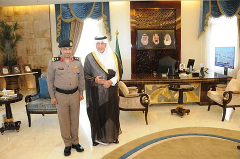 "الفيصل" يقلّد "الأحمري" رتبة لواء