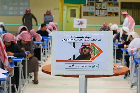شاهد.. مدرسة "بالسليل" تُزين قاعات الاختبارات بصور معلميها وطلابها المتميزين