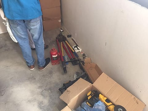 الإطاحة بـ 5 آسيويين متهمين بسرقة مستودع للإطارات بجدة