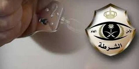الخرمة.. "الشرطة" تطيح بلص امتهن سرقة الوافدين في الطرق السريعة