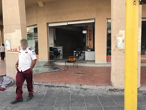 بالصور.. "سبق" تكشف تفاصيل اعتداء ملثمين على مكتبين لتحويل الأموال بالقطيف