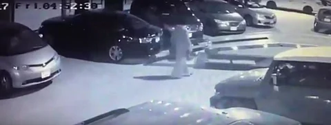 فيديو.. مجهولون يسرقون سيارة حكومية على "سَطحة" ويَفَرّون