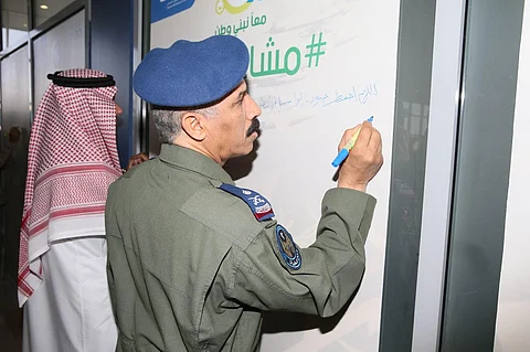 شاهد .. تدشين "جدارية مشاعر وطن" بمطار الطائف .. قيادات تكتب للبواسل والشهداء