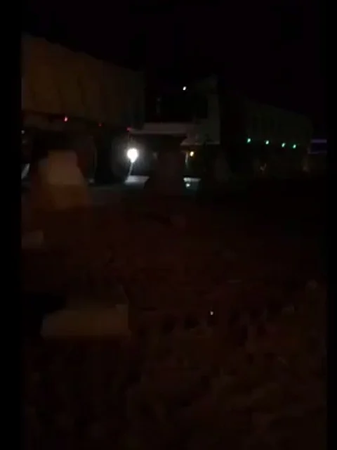 بالفيديو.. شاحنات تعكس اتجاه السير للهروب من ميزان كسارات رماح