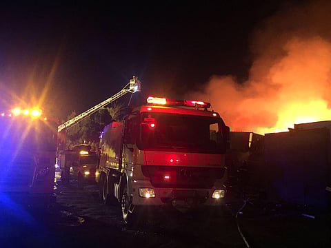 "مدني جدة" يخمد حريقاً اندلع في ورش سيارات وحدادة جنوب المحافظة