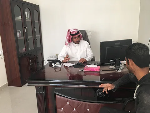 القبض على مقيم مضطرب نفسياً هام في صحاري الأفلاج!