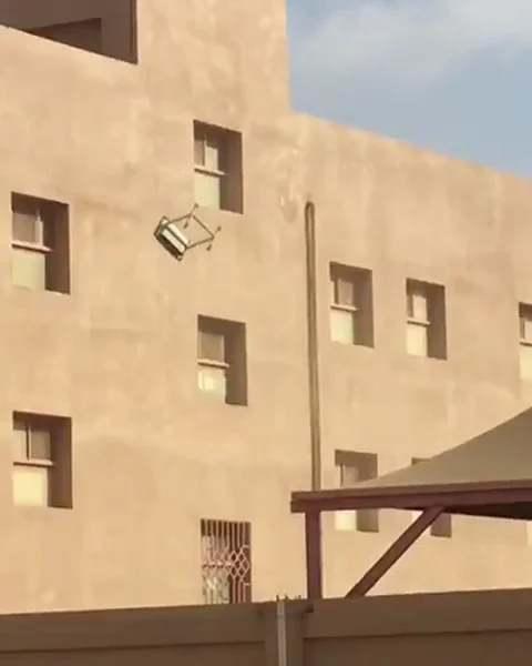 جازان ..فيديو رمي الطاولات المدرسية يتفاعل و "التعليم" تبدأ التحقيق