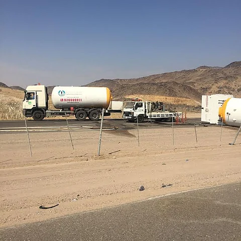 المدينة ..انقلاب ناقلة غاز بترولي مسال وإصابة عامل
