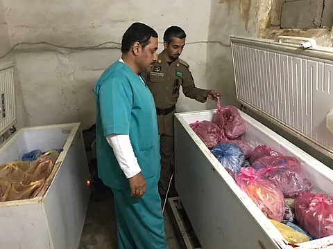 شاهد.. إحباط توزيع 2.438 طن لحوم مخزنة داخل بيوت شعبية بالرياض