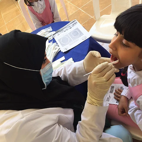 طب الأسنان بصحة جدة يفحص أكثر من 3.000 طالب وطالبة