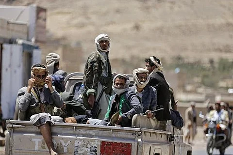 اليمن.. الحوثيون يستهدفون مُسعفين بقذيفة ومقتل وإصابة 13 مدنياً