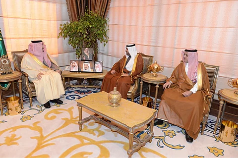 "أمير عسير" يتسلم التقرير السنوي لفرع مؤسسة النقد العربي السعودي