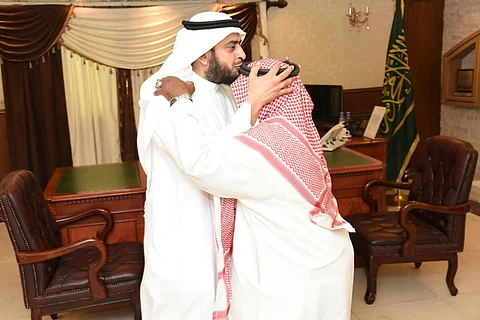 شاهد قبلة على جبين أكبر الدارسين بالسعودية.. حارس ينافس أصغر أبنائه