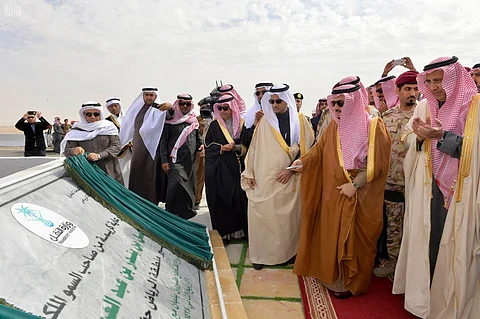 أمير الرياض يفتتح مشروع جسر سلطانة
