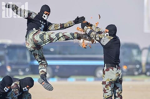 شاهد.. جندي سعودي يكسر جرة بركلة واحدة ويثير السخرية من جنود الملالي