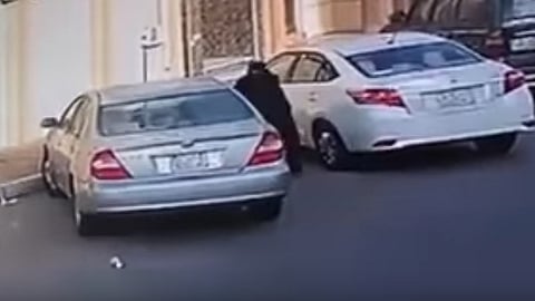 شاهد .. امرأة تحطم المرايا الجانبية للسيارات بالدمام