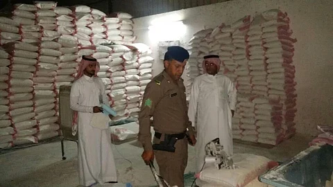 إغلاق مستودع مخالف للأنظمة ومصادرة 30 طن دقيق مغشوش بـ"قوز القنفذة"