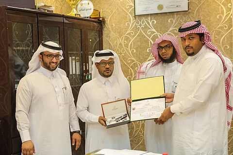 شاهد.. مستشفى محافظة وادي الدواسر العام يكرّم الأطباء والمتميزين