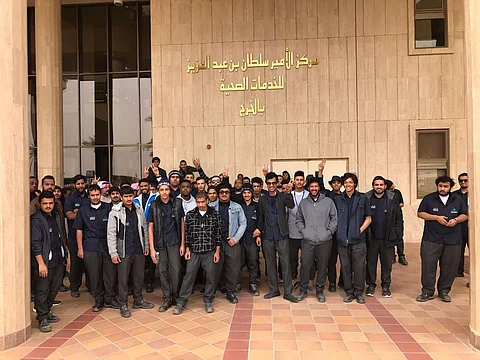 بالصور.. متدربو المعهد التقني للألبان في حملة تبرُّع بالدم لجنود الحد الجنوبي