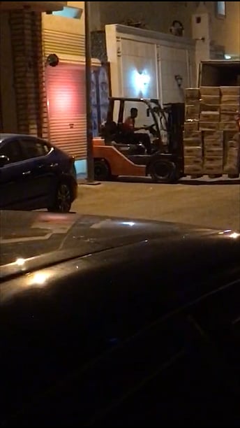 بلدية الشفا بالرياض تُغلق مستودع أغذية "مخالف" وتصادر المعدات