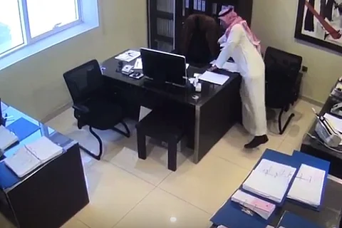 شاهد .. فيديو يوثّق سرقات "الباحث عن وظيفة" في الرياض