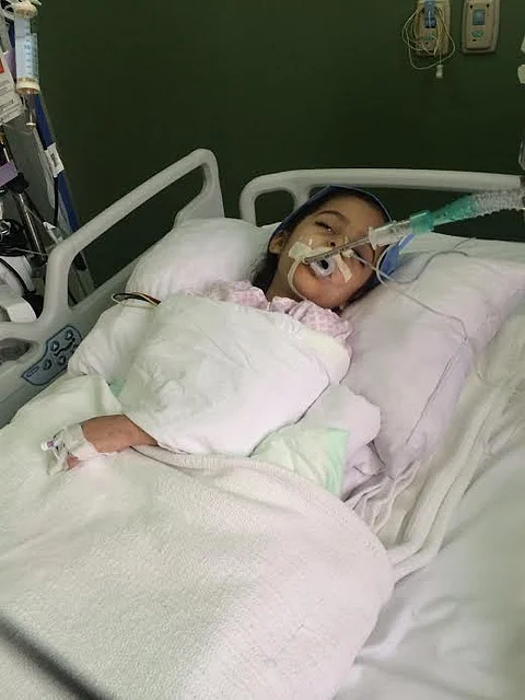 إنفلونزا تنقلب إلى عمى وخرس.. تحقيقات بقضية "حلا" والمستوصف الشهير بجدة