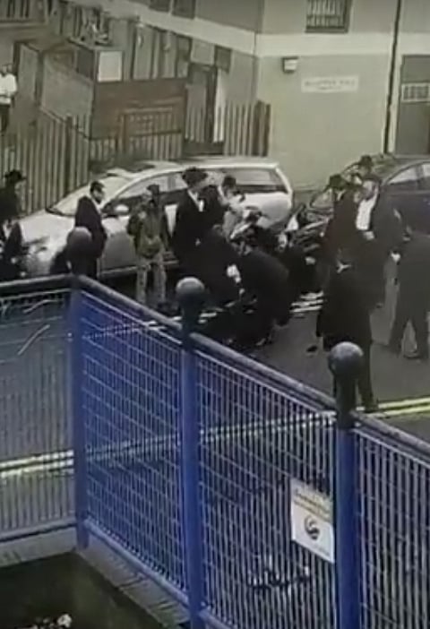 بالفيديو.. مجموعة من اليهود يعتدون بالضرب على شرطي مرور بريطاني
