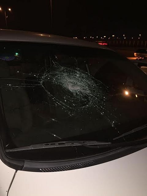 مراهقون يقذفون الحجارة على عابري طريق "الرياض السريع" ويهشمون زجاج المركبات!