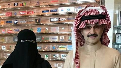 تحفيزاً للمرأة السعودية.. "الوليد بن طلال" يلتقي "عواطف الثنيان"