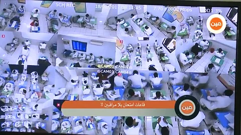شاهد .. "الملاحظ الرقمي" يراقب قاعات اختبار بـ "ثانوية" في جدة
