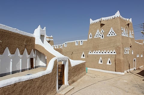 شاهد.. لجنة التنمية السياحية تنعش ما تبقى من تراث الأفلاج