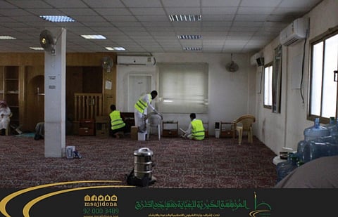 شاهد .. 11 متطوعاً يشاركون في نظافة مسجد بطريق الرياض - الطائف