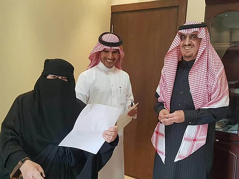حادث يدفع سبعينة لاقتحام مكتب تعليم الرياض مطالبة بتسجيلها بمحو الأمية