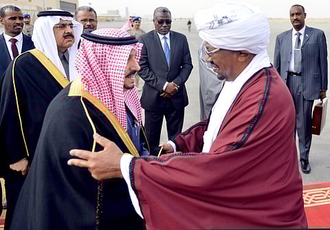 الرئيس السوداني يصل إلى الرياض وأمير المنطقة في استقباله